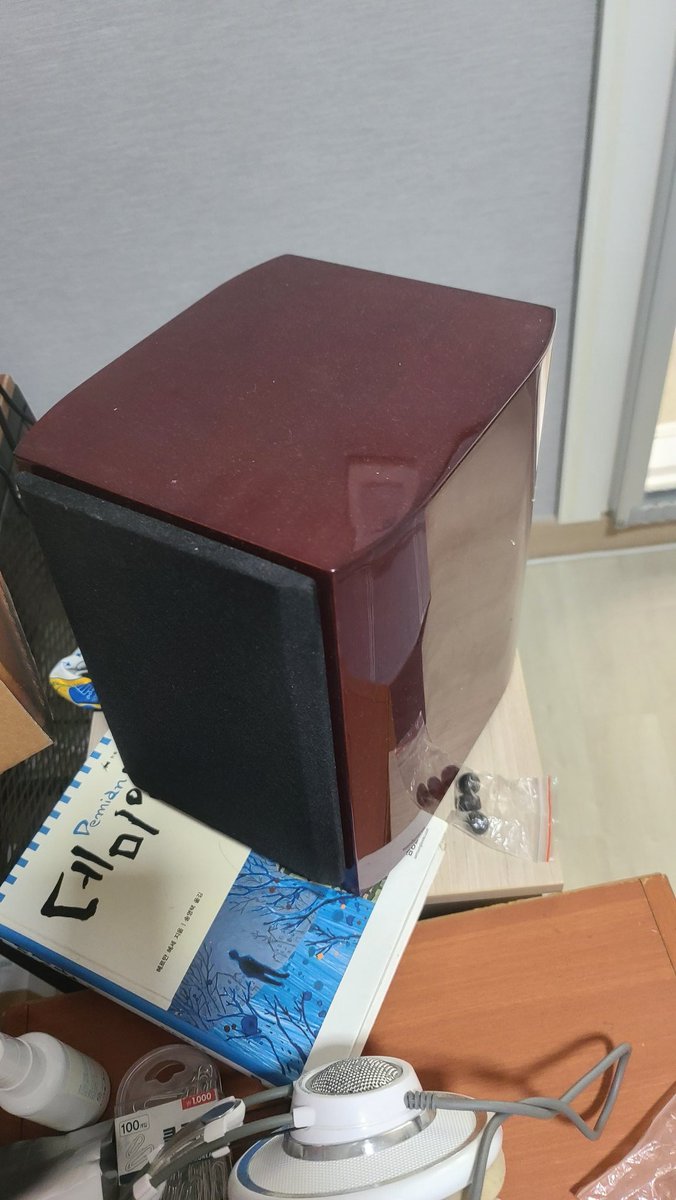 책은 좋은 스피커 밭침대이다.