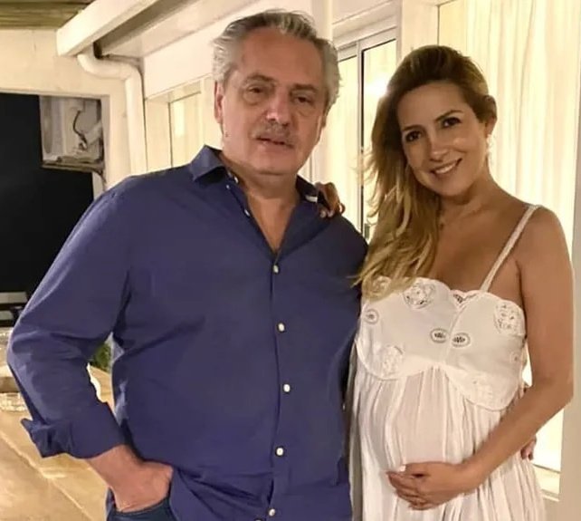 4ndyWS's tweet photo. Maru Botana: penada por $4.3 millones por haber hecho la cuarentena en su casa en vez de un hotel // Presidente Fernández y Fabiola: con $3 millones (total) zafan de la causa por incumplir la cuarentena presidencial.
Cuando no manejas la justicia, se nota. https://t.co/DDLRHRWTcg