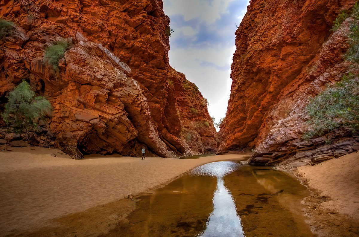 AnnaMiaHansen's tweet photo. Back home again after a wonderful trip to Central Australia. Iโm typing up my notes and will use them for a couple of writing projects โ watch this space. But what an amazing place! This is #Simpsonsgap #amtravelling #amwriting #amresearching https://t.co/UZThl7Vw3I