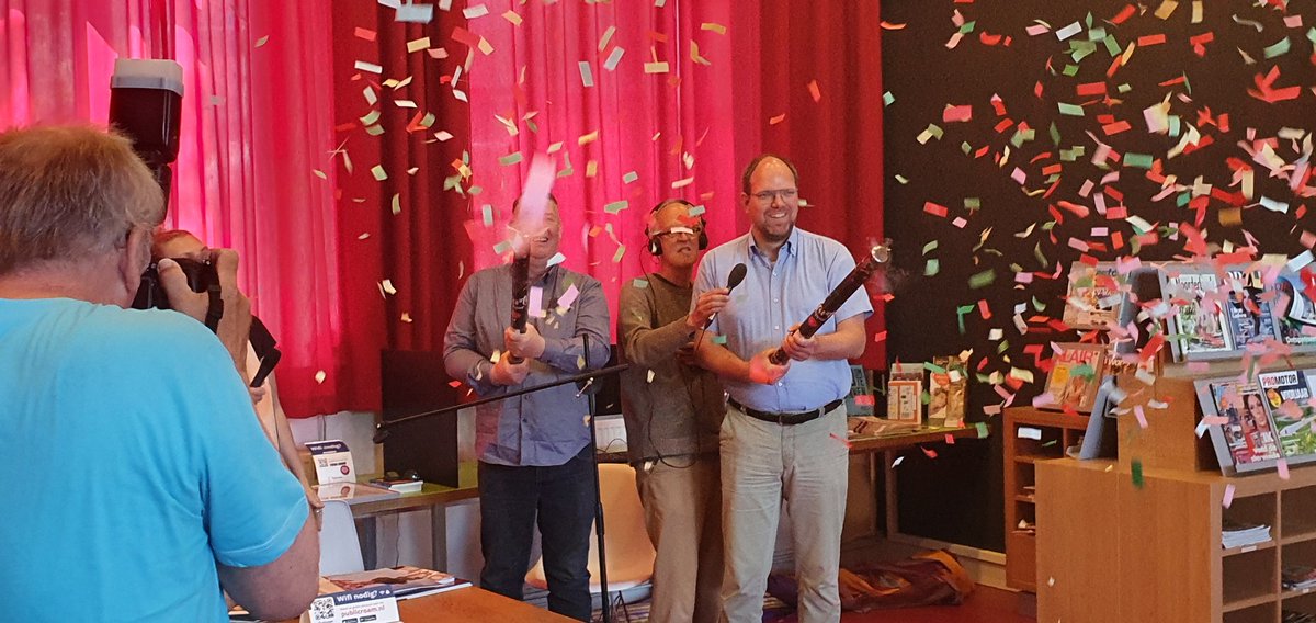 Wethouder Eltjo Dijkhuis en taalamassadeur Koos Vervoort openen de open dag in Taalhuis Winsum in de kleine week van Lezen en Schrijven. Over het belang zegt Eltjo: "Taal is het begin van ons zijn". <a href="/EltjoDijkhuis/">Eltjo Dijkhuis</a> <a href="/HetHogeland/">Gemeente Het Hogeland</a> <a href="/Lezenschrijven/">Stichting Lezen en Schrijven</a> @BiblionetGn