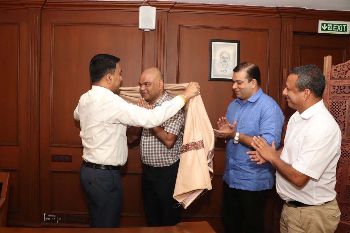 DrPramodPSawant's tweet image. Felicitated Shri. Sanjeet Hegde Desai, in the presence of IT Minister Shri @RohanKhaunte. Shri Hegde has immensely contributed as the Program Manager of #Google for inclusion of #Konkani to #GoogleTranslate Feature. 1/2