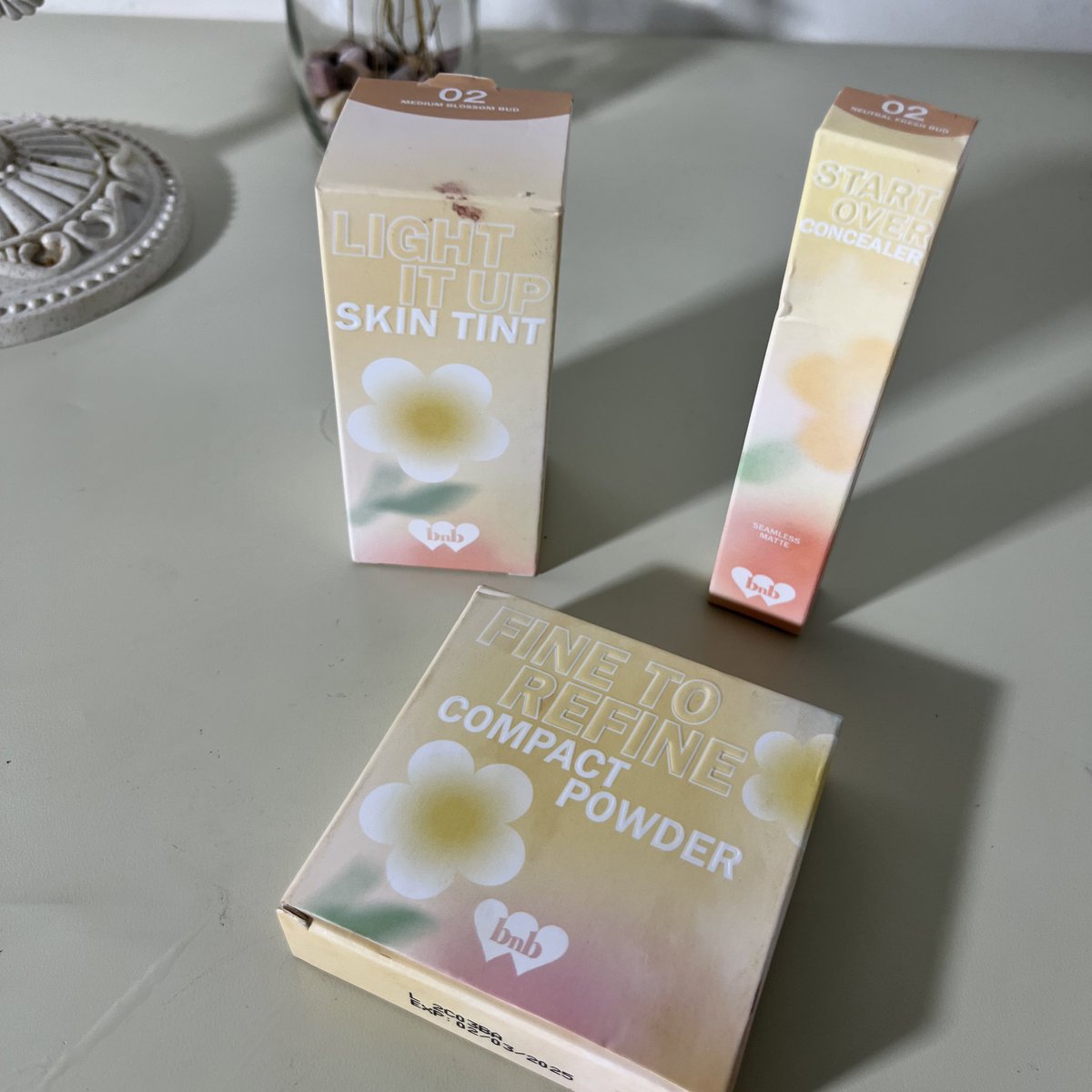angelictorns's tweet photo. Kalo lagi males make up tp tetep mau keliatan flawless, biasanya aku pake complexion @barenbliss_id Bloomatte #BloomMyWay merupakan line makeup terbaru mereka, complexionnya bener2 ringan, even feels di akunya kaya gapake makeup 😁
Sudah BPOM jd aman yaaaa! https://t.co/8T3x9pW1Kh