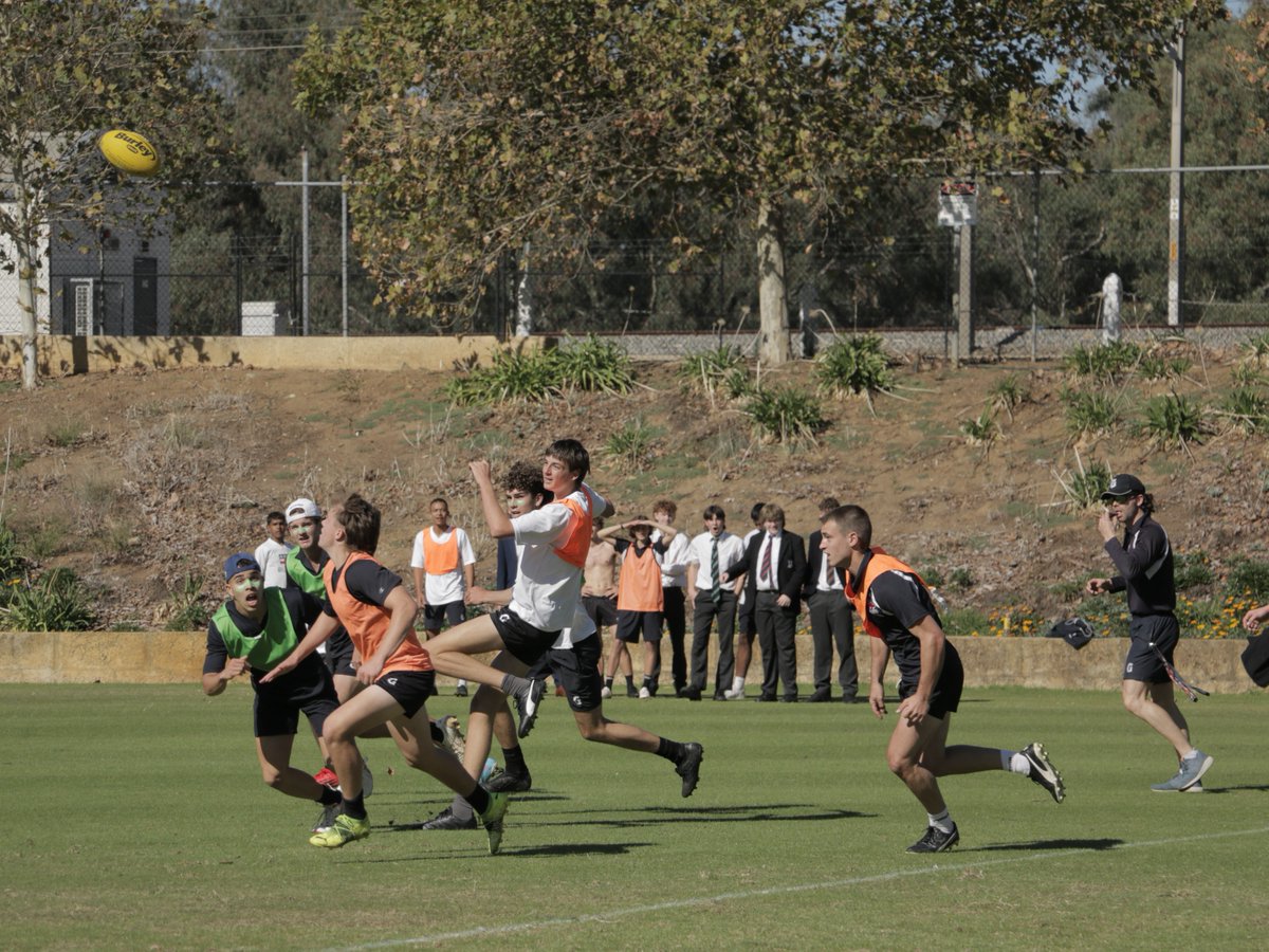 GuildfordGramm's tweet photo. This week is #NationalBoardingWeek! And it wouldn't be the same without our annual Day Students vs. Boarders Super 9s Football game to mark the week! The game was played in great spirits with the #boarders remaining undefeated and winning for the 7th year in a row! #GGSboarding https://t.co/3nKwED3RyM