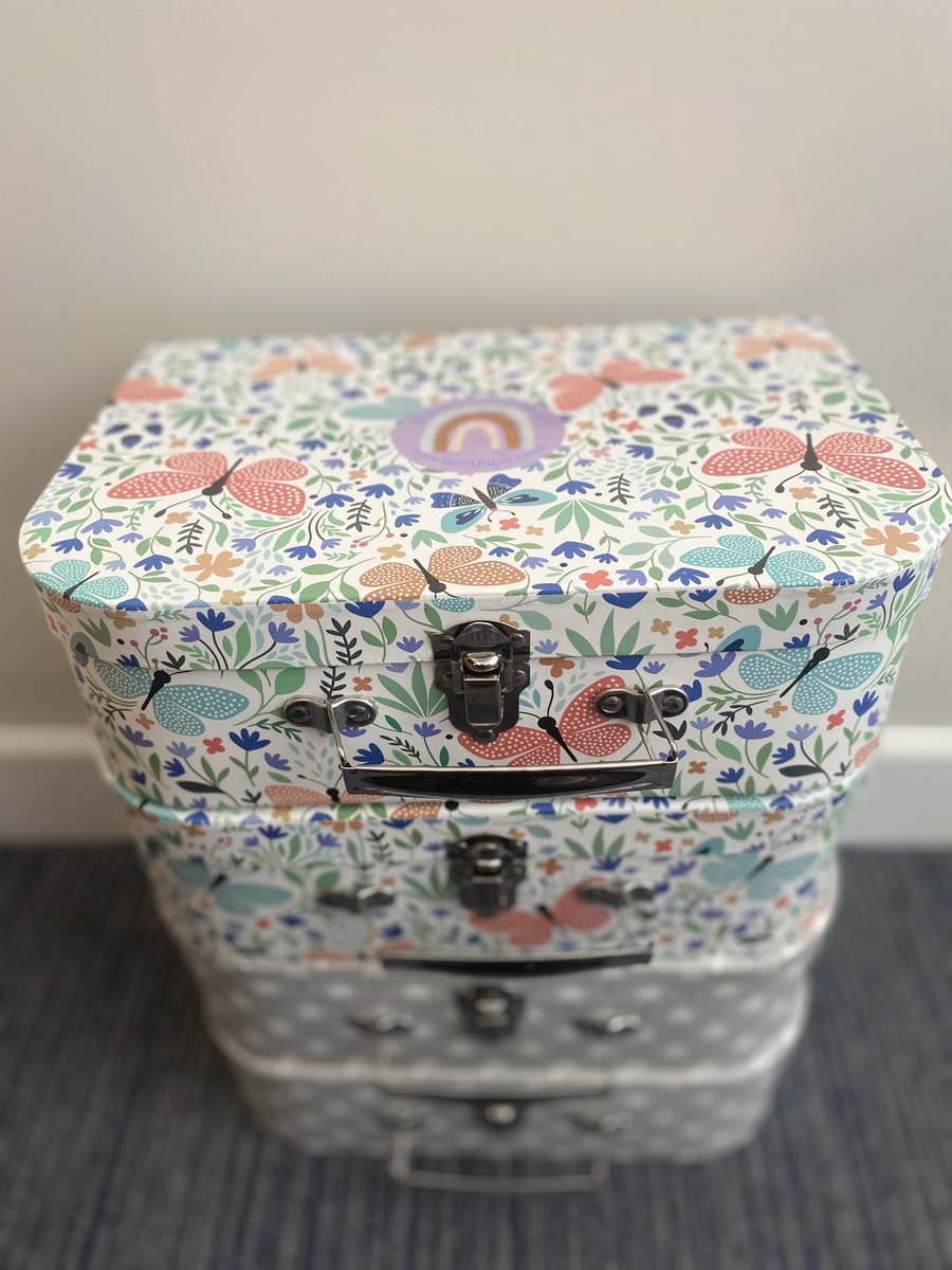 Absolutely love these mini suitcases that will be given to the next 4 babies born at UHNM with Down Syndrome #ExtraChromosome #WelcomeToTheWorld #DownSyndrome @DiffAbilityCIC @UHNMVPT @CombinedNHS @CombComms 🧬💚👶🏼