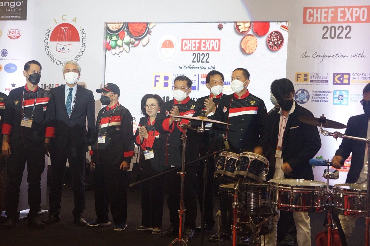 Kepala NFA resmikan pembukaan "Chef Expo 2022" bersama <a href="/DapurICA_OFC/">Indonesian Chef Association</a> di @JIExpo

#pangan #sinergipangan #chefexpo2022

<a href="/ChefJunaHKI/">Junior Rorimpandey</a>, <a href="/ChefChandra_y/">Chandra Yudasswara</a>, @MutoChef, <a href="/siscasoewitomo/">sisca soewitomo</a>, Chef Yongki, dan Chef Axhiang