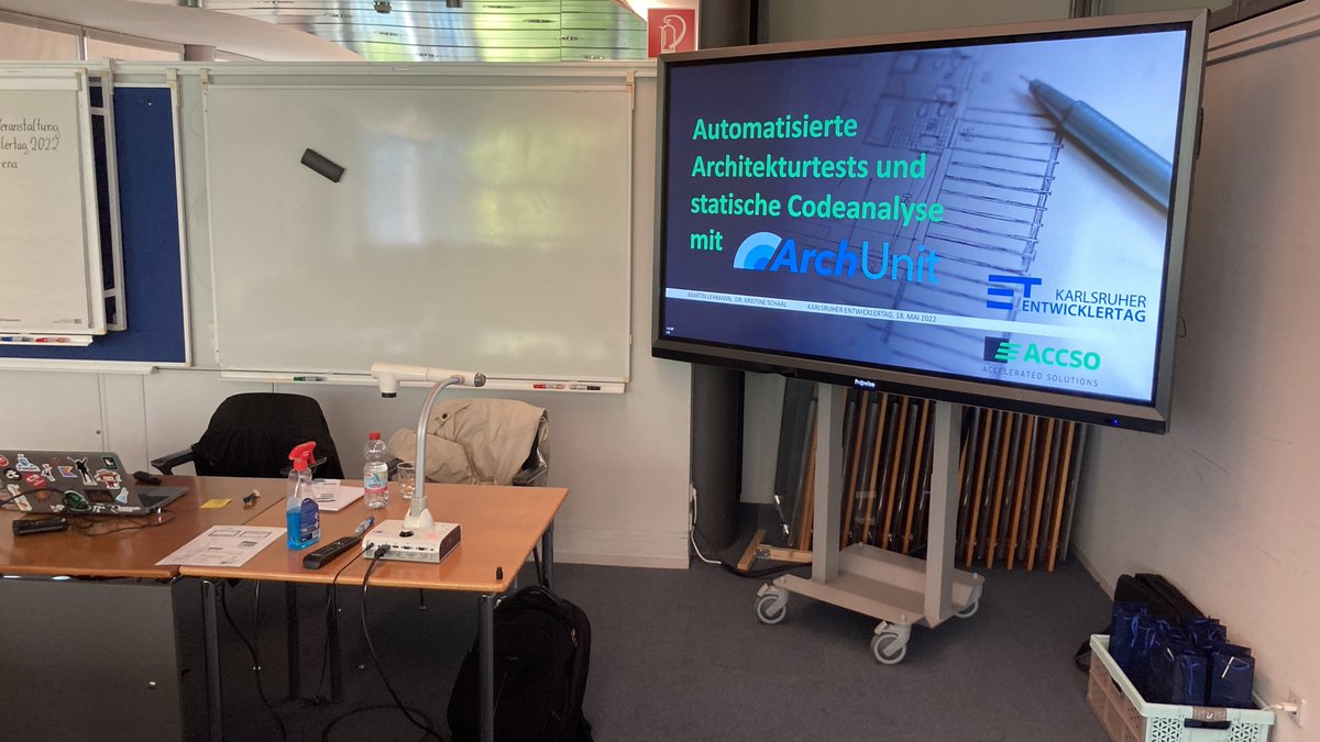 Alles vorbereitet. Gleich geht‘s los beim Karlsruher Entwicklertag #etka22 mit dem Talk von <a href="/krschaal/">Kristine Schaal</a> und mir zu Automatisierten Architekturtests und statischer Codeanalyse mit ArchUnit <a href="/archtests/">ArchUnit</a> , CC @Accso