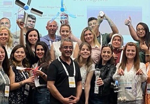 ankaramemarge's tweet photo. 11-14 Mayıs tarihlerinde gerçekleştirilen eTwinning Meslek Liseleri Çalıştayı’na başarılı projeleriyle öğretmenlerimiz davet edilmiştir. Çalıştayda MEB Yeğitek Daire Başkanı M.Hakan Bücük ve eTwinning Türkiye Koordinatörü M.Fatih Döğer ile UDS Ekibi yer almıştır.@tretwinning https://t.co/VO0yQ6K5nb