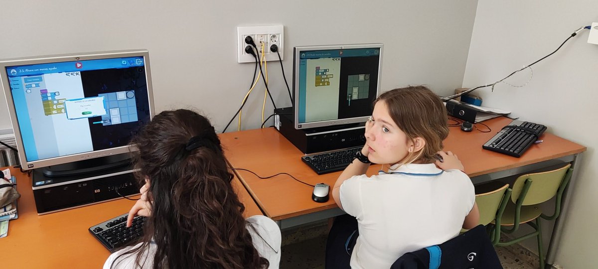 BaltaFM's tweet photo. En el colegio @CLaInmaculada probando la nueva versión del #juegoserio Articoding para aprender a programar en #Scratch  @informaticaucm #coding @morcalant @DFaouaz https://t.co/Fc1fFmG676