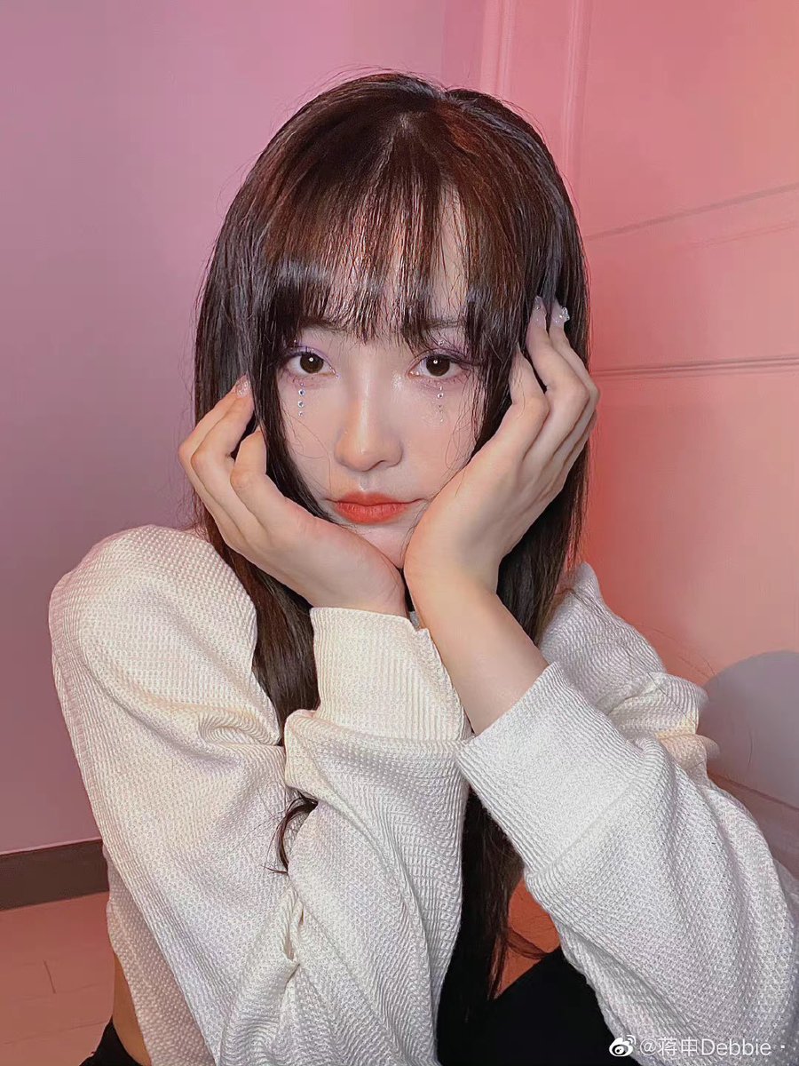 debbiejiangshen's tweet photo. 『220502 - 微博更新 Weibo Update』(1/2)

#我与蒋申的365天# 

宅家get新妆容☑️ 

【ENG】
#my365dayswithjiangshen 

Staying at home and get new make up ☑️

——————

》#Jiangshen #Debbie #蒋申 #蔣申 https://t.co/6Re5azdwXt