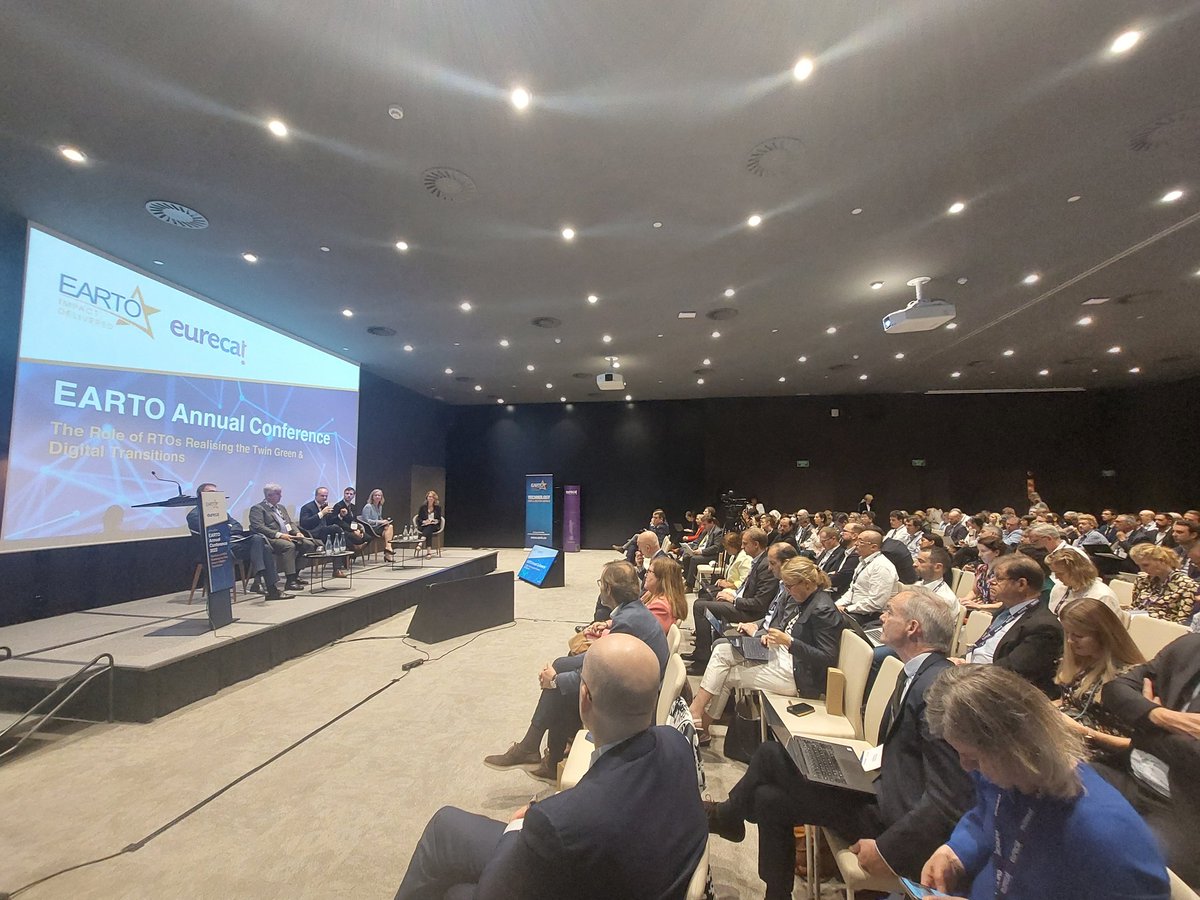 Lukasiewicz_pl's tweet photo. Jesteśmy dzisiaj na corocznej konferencji #Earto. Rozmawiamy o roli RTOs w realizacji bliźniaczej zielonej i cyfrowej transformacji. Pierwszy raz stacjonarnie po pandemii 🙂 https://t.co/TUvcikQC0S