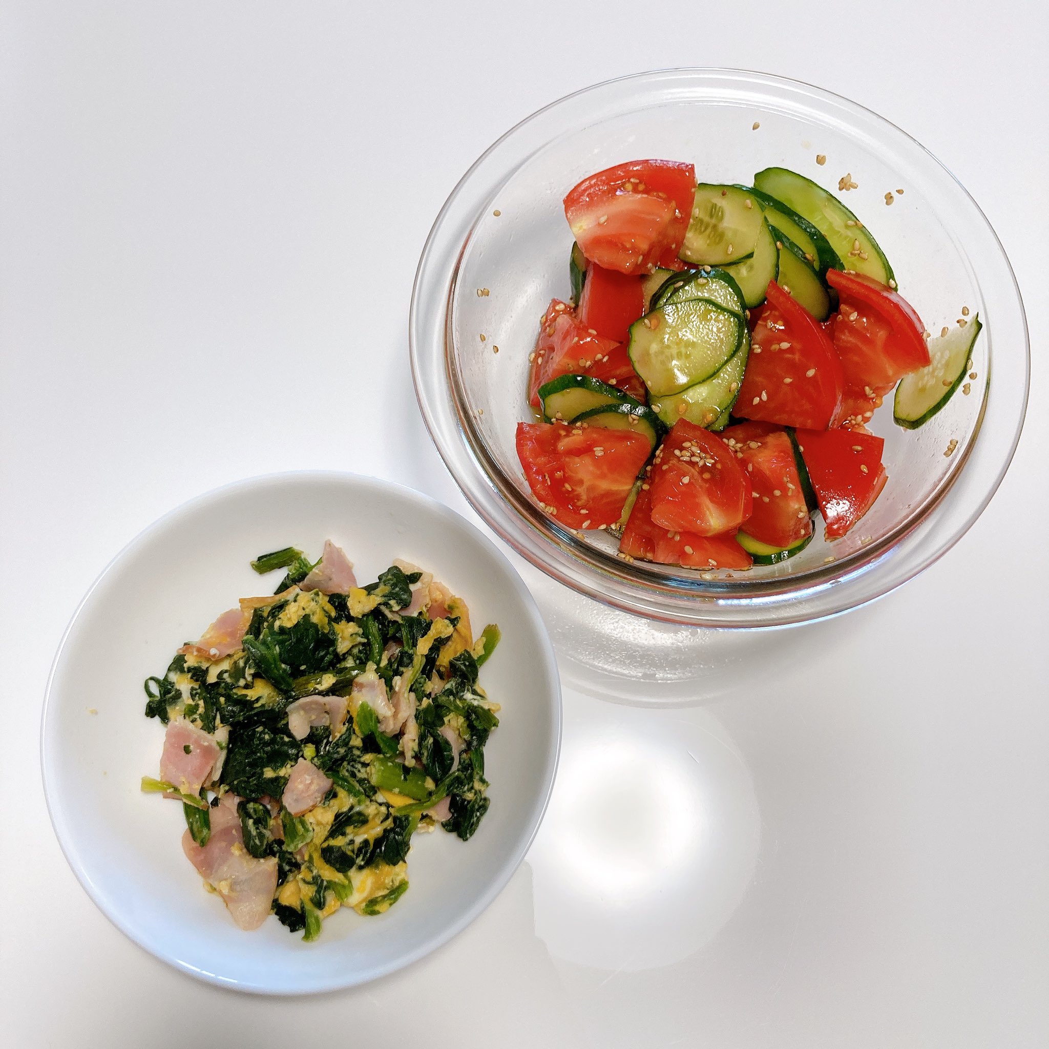 まる ホットクック 妊活中 掃除終わってひと段落 トマトと胡瓜の中華風サラダ ほうれん草とベーコンの 卵炒め ホットクック あとはヘルシオでアスパラの豚肉炒め作る予定 T Co Uhq6xjatoh Twitter