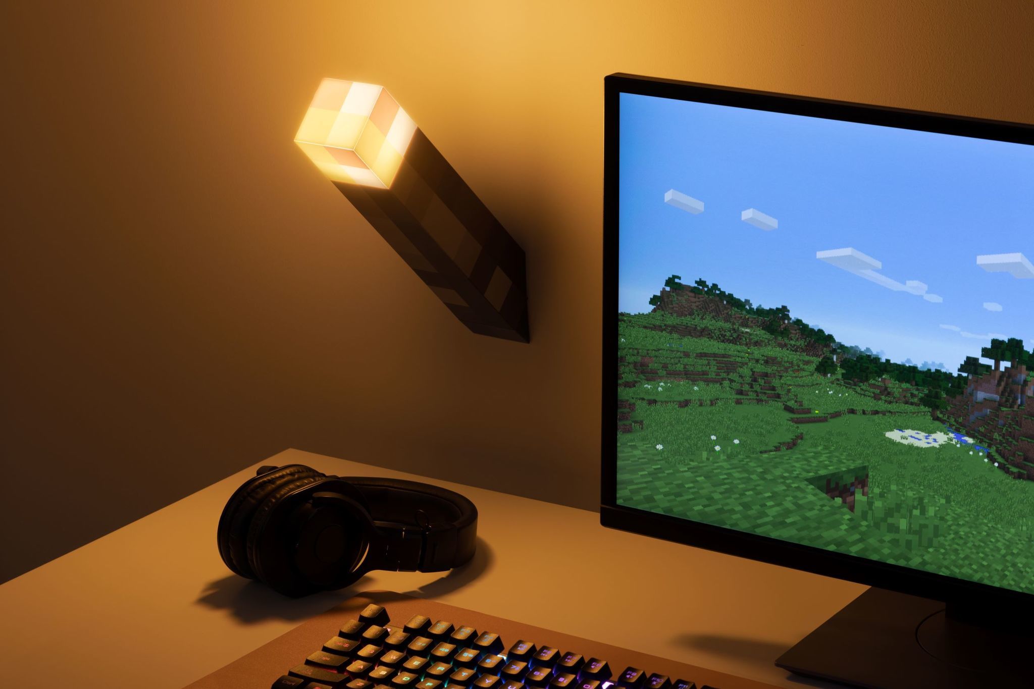 インサイド マインクラフト たいまつ風の インテリアライト が発売決定 T Co Kotfs9mi8v たいまつがインテリアライトになって登場 ゲームと同じく 机の上に置いたり 壁に掛けたり 2種類の使い方が可能 マイクラ Minecraft T Co