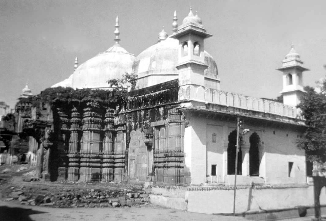 A thread on #GyanvapiMosque 🧵 

To any serious student of History, it has always been clear that the present day Gyanvapi Masjid was constructed after destroying the original temple of Lord Vishwanath. Ample architectural and literary proofs exist for the same. 1/n