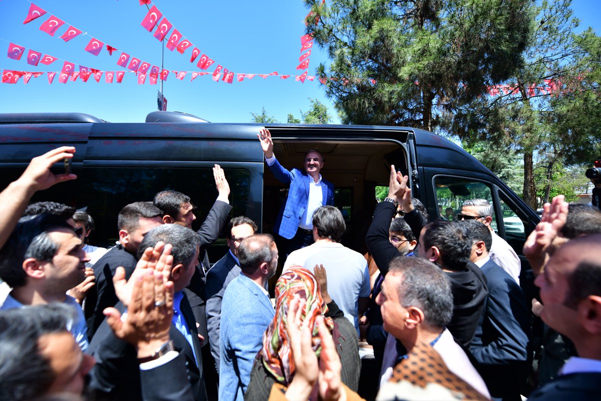 “Yıl dediğin nedir ki!Ay olur,gün sanırsın;yıl olur,dün sanırsın.”
2 gün gibi geçen 2 yıl süresince;evim,yurdum,ocağım olan Diyarbakır’a bugün veda ettim.
Diyarbakır dışındaki Diyarbakırlılar arasına, kerem edin beni de yazın.
Elveda Diyarbakır🖐
#BaşımGözümÜstüne #SerSeraSerÇava