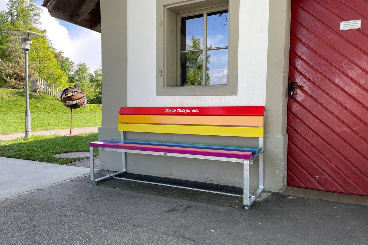 Hier ist Platz für alle. 🌈

Dieses Bänkli steht ab sofort auf dem Gurten. 🤩

Danke <a href="/Gurtenpark/">Gurten - Park im Grünen</a> und <a href="/migros/">Migros</a> Kulturprozent, dass ihr meine Idee einer regenbogenfarbenen Sitzbank möglich gemacht habt.