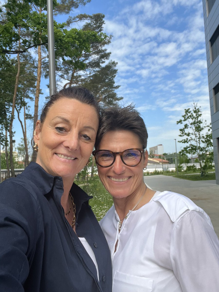 EngelGabrielePR's tweet photo. Heute im Büro, was soll ich sagen, tolle Kollegen wunderschöne Grünachse I love #SiemensCampusErlangen https://t.co/7AaTvCC9rX