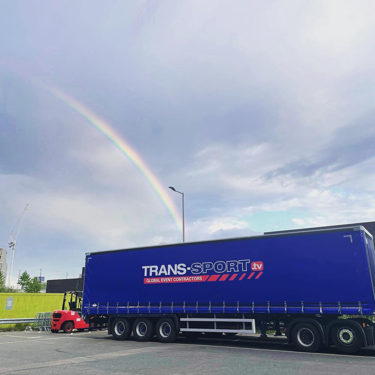 transsporttv's tweet photo. At the of a rainbow you find a... https://t.co/OKcZzwO9Vr truck?!🌈
We're about to head into Day Two of the UK Open Pool at the Copper Box Arena with @MatchroomPool 🤩
#TransSportTv #EventContractors #UKOpenPool #RiggingCrew https://t.co/ixAogoQ6wj