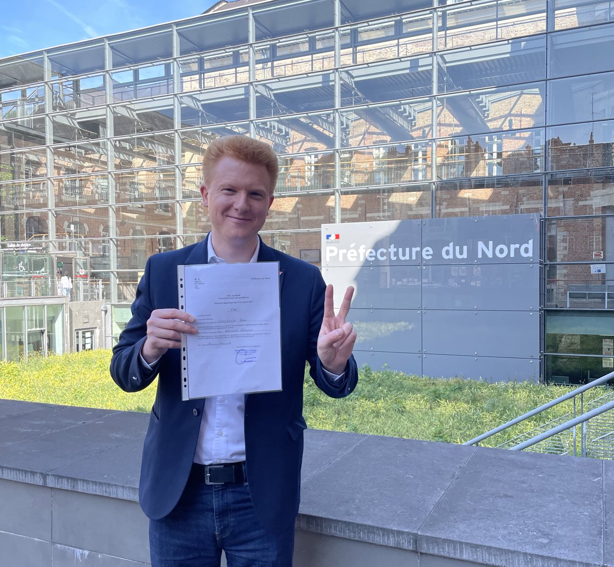 AQuatennens's tweet photo. ✌️Pour la victoire ! 

🗳 Ma candidature aux élections législatives des 12 et 19 juin sur la 1ère circonscription du Nord (#Lille #Loos #FachesThumesnil) est déposée en Préfecture. #circo5901 

👉 Participez sur https://t.co/WPgdu94tou 

#Melenchon1erMinistre 
#NUPES https://t.co/y6W2jYcfY2