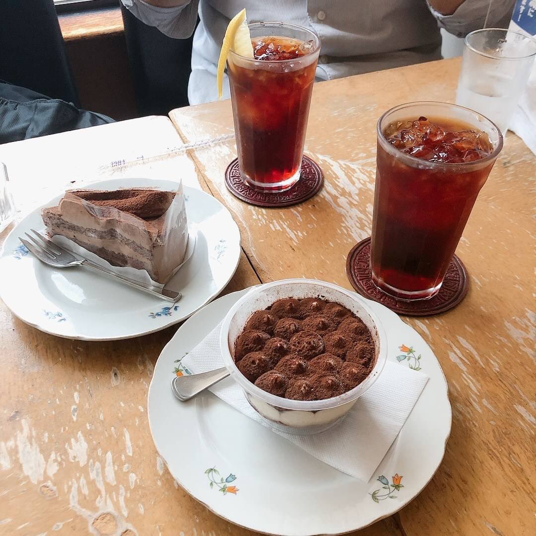 【レオナ@元住吉】

老舗の喫茶店でメニューの種類が非常に多いし安い！店内はメニューで溢れてると言っても過言じゃない！
店内は比較的空いていてゆっくりできるのでおすすめ！
オムライスなどランチ系もあるので行ってみてね！

#喫茶レオナ　#元住吉　#レトロカフェ　#神奈川グルメ　#チョコケーキ