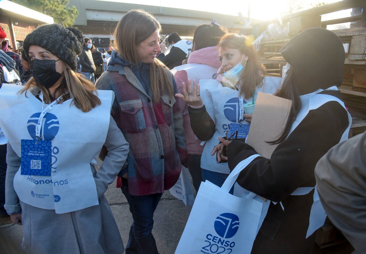 MariaMigliore's tweet photo. Acompañando la realización del censo nacional en el barrio 31! Los equipos del ministerio de Desarrollo Humano lo están haciendo en los distintos barrios populares de la Ciudad. https://t.co/VWN0QyLCVt