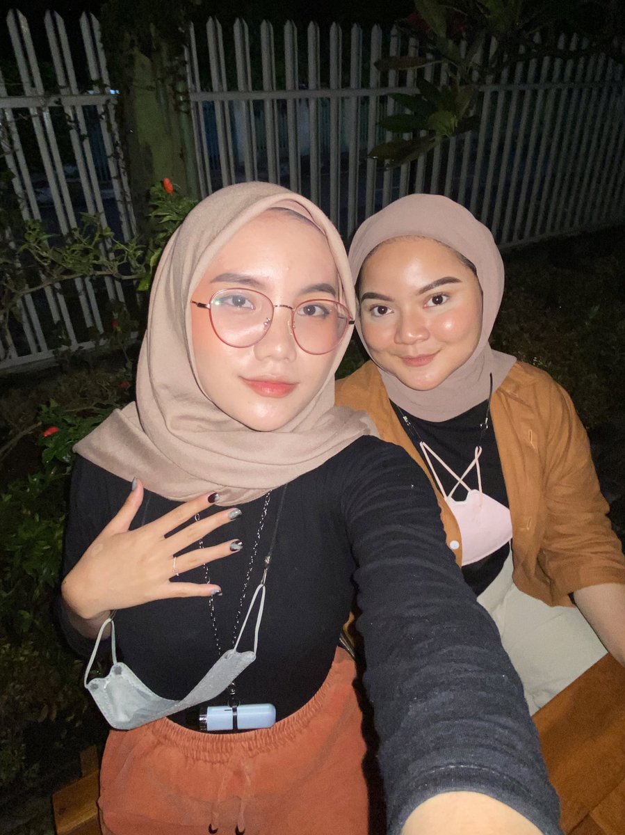 crankygvrl's tweet photo. yang suka tanya 

"flashback makeup tuh gimana sih?"
ini guys jawabannya, temenku kebetulan baru coba salah satu concealer dan ternyata flashback huhu:(

mau aku rekomendasiin complexion yang ga flashback ga?😋 https://t.co/2Ud4dM4We6
