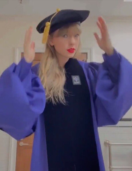 badreputashwn's tweet photo. DOUTORA TAYLOR SWIFT
#22GraduatesVersion https://t.co/MTAz0Uc084