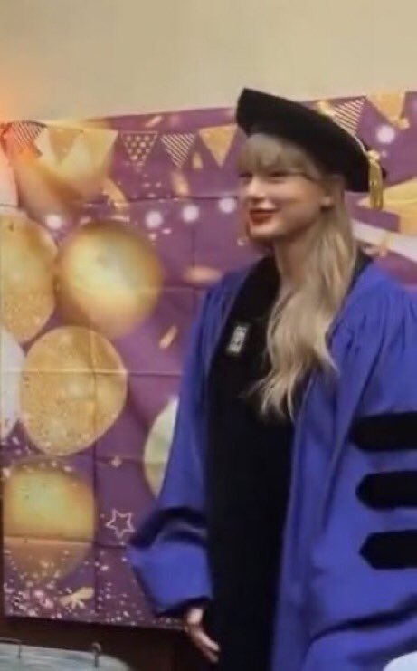 badreputashwn's tweet photo. DOUTORA TAYLOR SWIFT
#22GraduatesVersion https://t.co/MTAz0Uc084