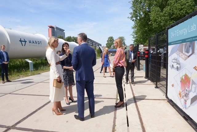 EUinNL's tweet photo. Eurocommissaris @GabrielMariya is vandaag op bezoek bij de @tudelft met 🇳🇱 H.M. Koningin Máxima, @TimvanderHagen & @MarileenD.
De @tudelft -labs verwelkomen #bionanoscience onderzoekers en stimuleren daarmee @SynCellEU. Nieuwe kennis voor grote maatschappelijke uitdagingen. https://t.co/kPcqxMAl5u