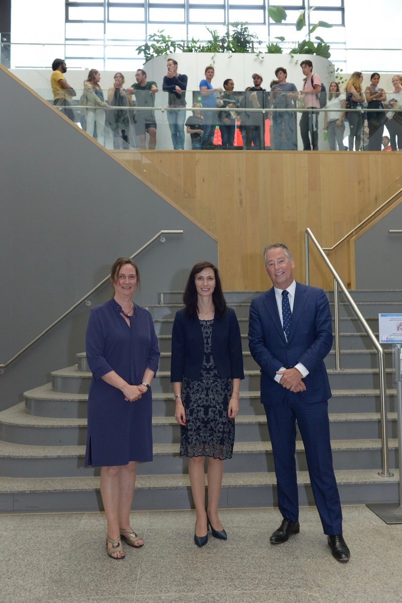 EUinNL's tweet photo. Eurocommissaris @GabrielMariya is vandaag op bezoek bij de @tudelft met 🇳🇱 H.M. Koningin Máxima, @TimvanderHagen & @MarileenD.
De @tudelft -labs verwelkomen #bionanoscience onderzoekers en stimuleren daarmee @SynCellEU. Nieuwe kennis voor grote maatschappelijke uitdagingen. https://t.co/kPcqxMAl5u