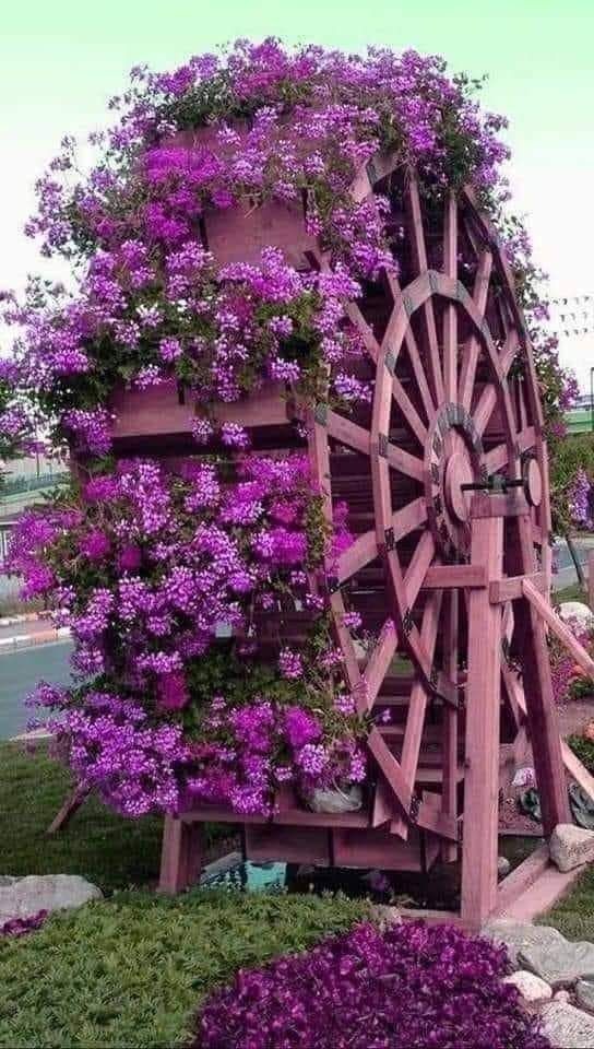 Kristal081670's tweet photo. Awesome idea for #planter feature. I might scale it down a little bit, so I could reach everything. It would be amazing to #decorate during the holidays too! ❤️ #outdoordec #gardenfeature #somethingdifferent #Flowers https://t.co/V0iP3w2DVb