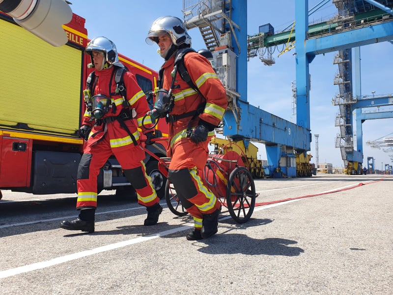 MarinsPompiers's tweet photo. #DOMINO22 Exercice en cours à Fos-sur-mer avec un feu de conteneur sur des palettes contenant des "produits dangereux". 80 marins-pompiers et 27 engins engagés sur place (dont les sections dépol et risques technologiques) avec la @SecCivileFrance et le @SDIS62. 🇪🇺 #EuCivPro ! https://t.co/9i4sun3gCh
