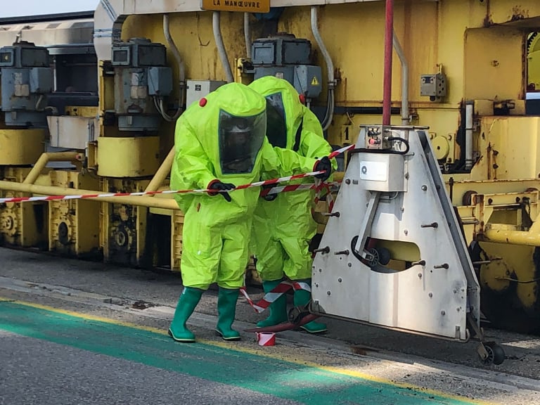 MarinsPompiers's tweet photo. #DOMINO22 Exercice en cours à Fos-sur-mer avec un feu de conteneur sur des palettes contenant des "produits dangereux". 80 marins-pompiers et 27 engins engagés sur place (dont les sections dépol et risques technologiques) avec la @SecCivileFrance et le @SDIS62. 🇪🇺 #EuCivPro ! https://t.co/9i4sun3gCh