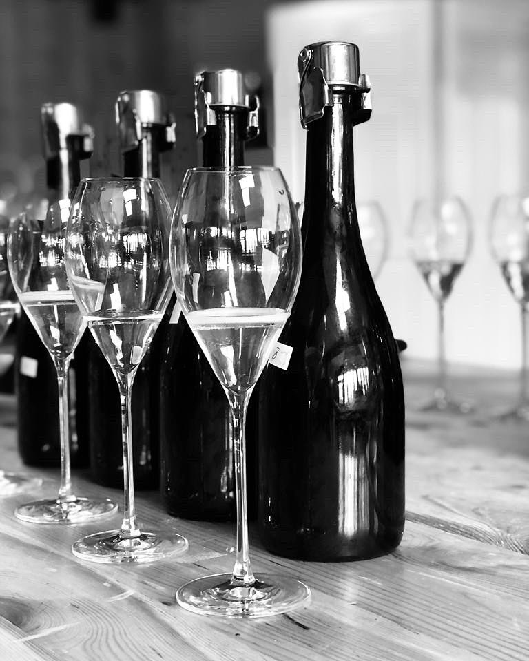 Dosage trials for our Sparkling NV Brut launching in July🥂interesting experimenting with the different sugar levels, even at this stage of the process, you can get such varied results from the amount of sugar added.We prefer a dry finish to our
 #englishsparklingwine