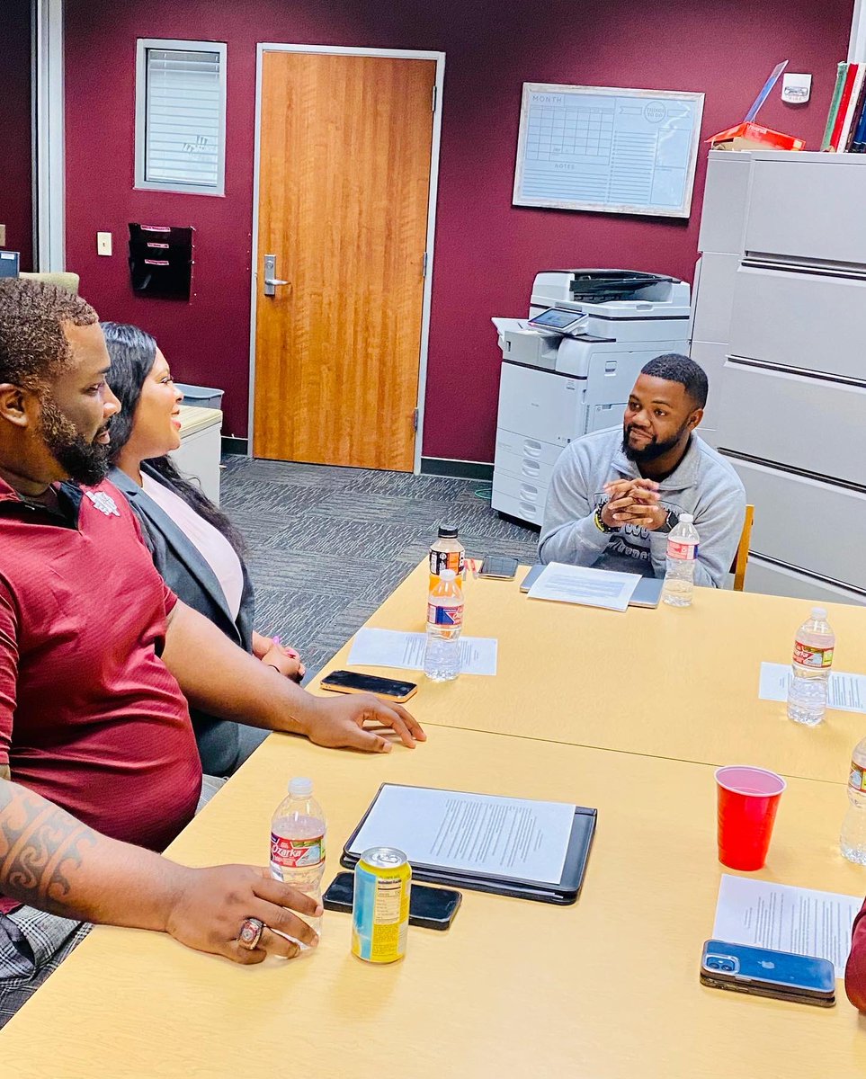 _PoliticalMaven's tweet photo. Every year I make it back to my alma mater to speak to the newly installed officers of the @texassouthern Student Government Association. Congratulations to Dexter Maryland and the Pulse Administration, we are expecting great things! #TeamTSYOU #TheLineage https://t.co/dZvHaG5jaL