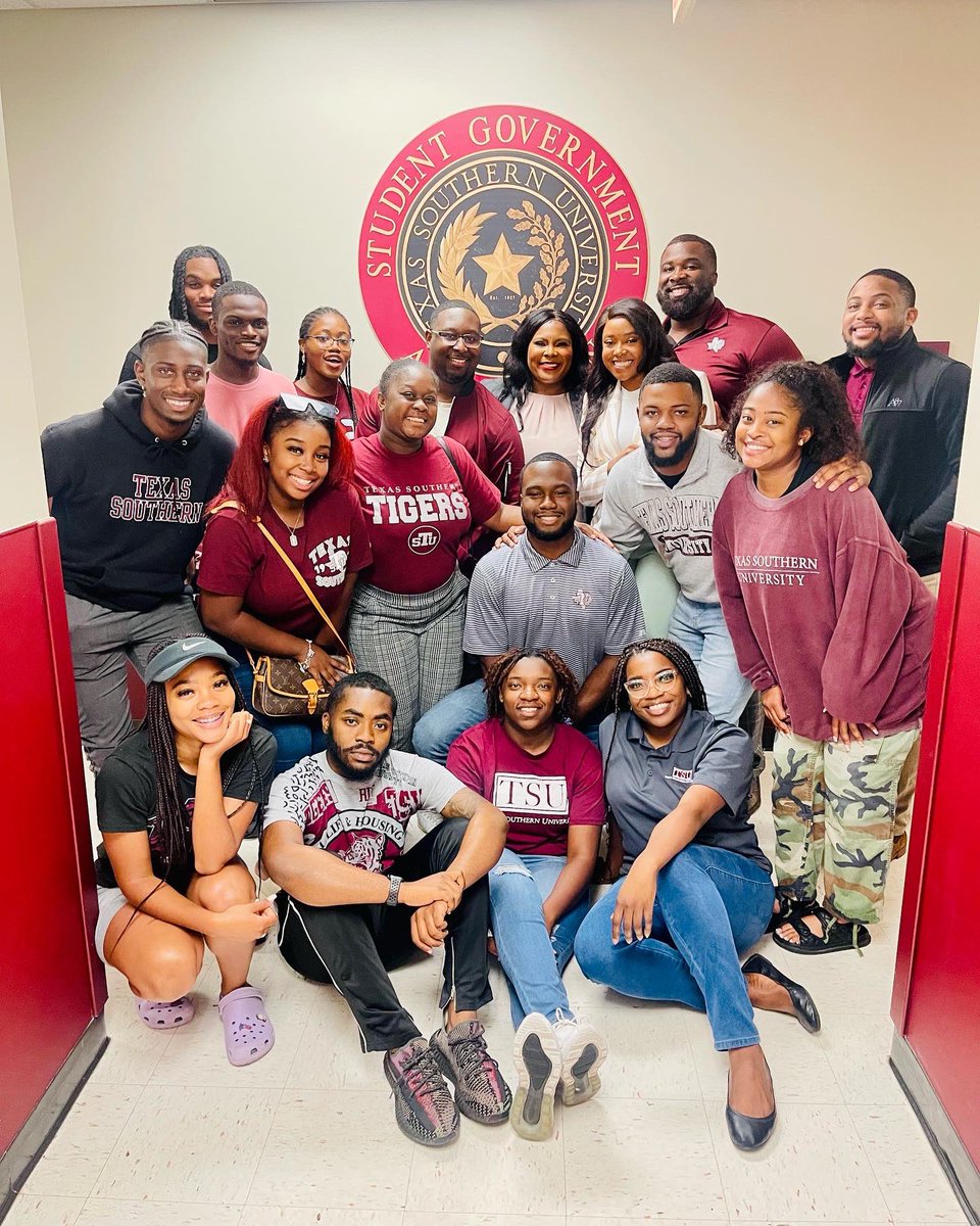 _PoliticalMaven's tweet photo. Every year I make it back to my alma mater to speak to the newly installed officers of the @texassouthern Student Government Association. Congratulations to Dexter Maryland and the Pulse Administration, we are expecting great things! #TeamTSYOU #TheLineage https://t.co/dZvHaG5jaL