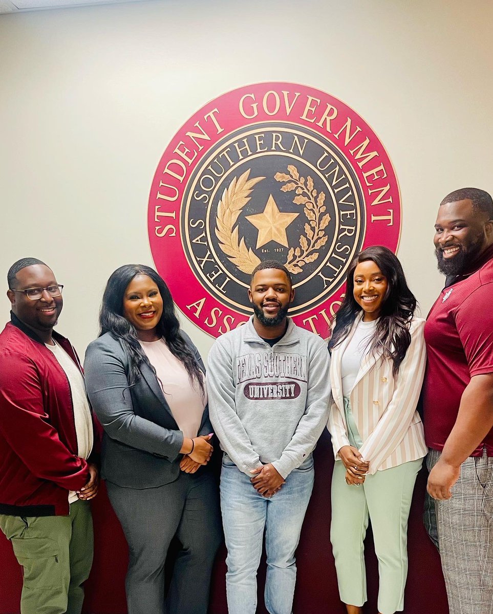 _PoliticalMaven's tweet photo. Every year I make it back to my alma mater to speak to the newly installed officers of the @texassouthern Student Government Association. Congratulations to Dexter Maryland and the Pulse Administration, we are expecting great things! #TeamTSYOU #TheLineage https://t.co/dZvHaG5jaL