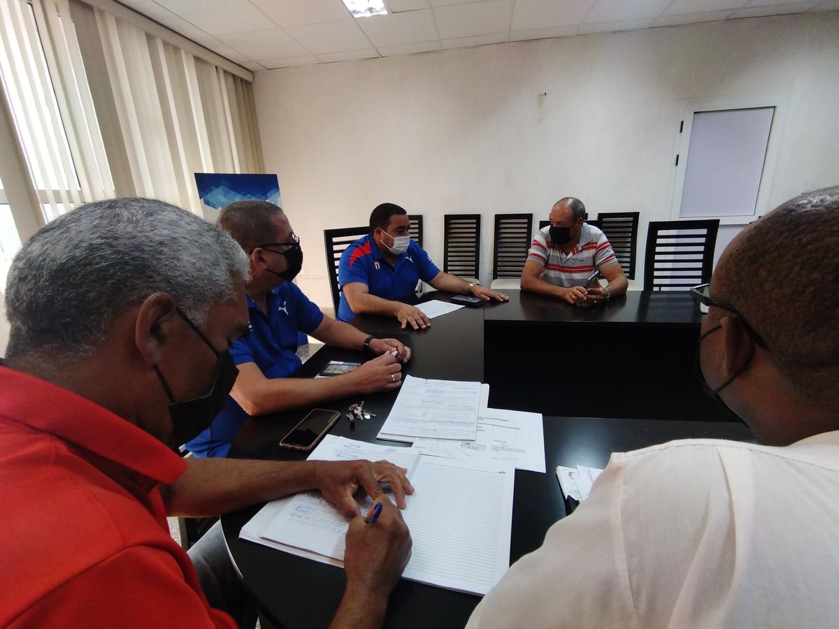 GuilleRebelde's tweet photo. Ahora en la #ESFAAR Cerro Pelado, el Vicepresidente del @InderCuba, @venega_omar,chequea el proceso de inversiones. Entre las priorizadas se encuentran la Escuela de Boxeo Holvein Quesada,la Escuela Nacional de Voleibol,el gimnasio de Lucha y el Hotelito del centro.#RadioRebelde https://t.co/xuCh3BI2EX