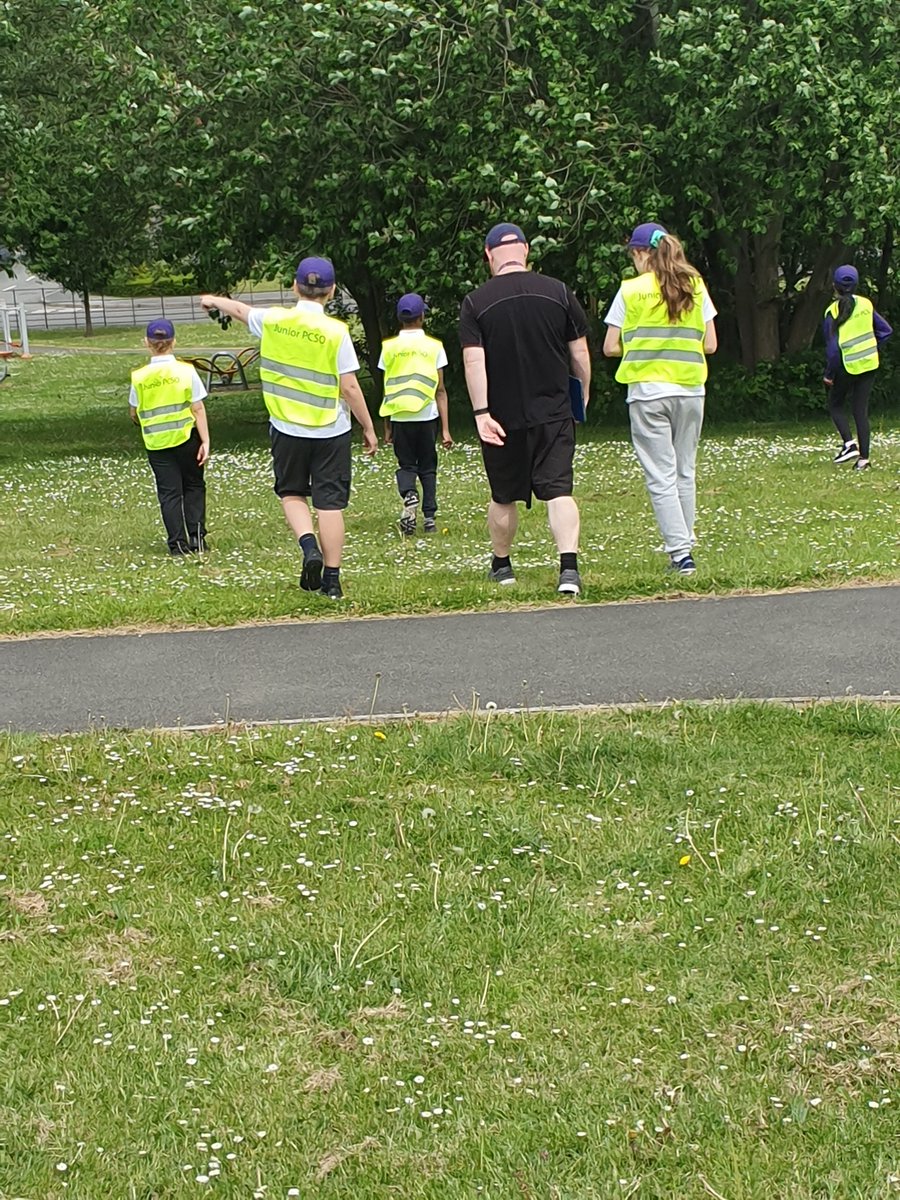 ErdingtonWMP's tweet photo. Really proud of our Junior PCSOs who have carried out two weapon sweep with officers from the Kingstanding Team #keepingourstreetssafe #juniorpcso @storywoodschool #nothingfound https://t.co/i3YmTtX6ZY