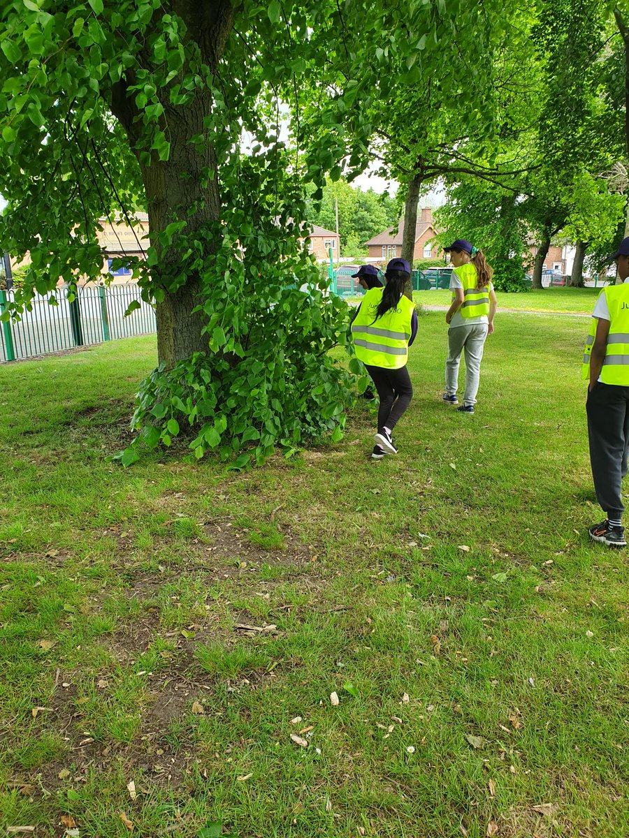 ErdingtonWMP's tweet photo. Really proud of our Junior PCSOs who have carried out two weapon sweep with officers from the Kingstanding Team #keepingourstreetssafe #juniorpcso @storywoodschool #nothingfound https://t.co/i3YmTtX6ZY