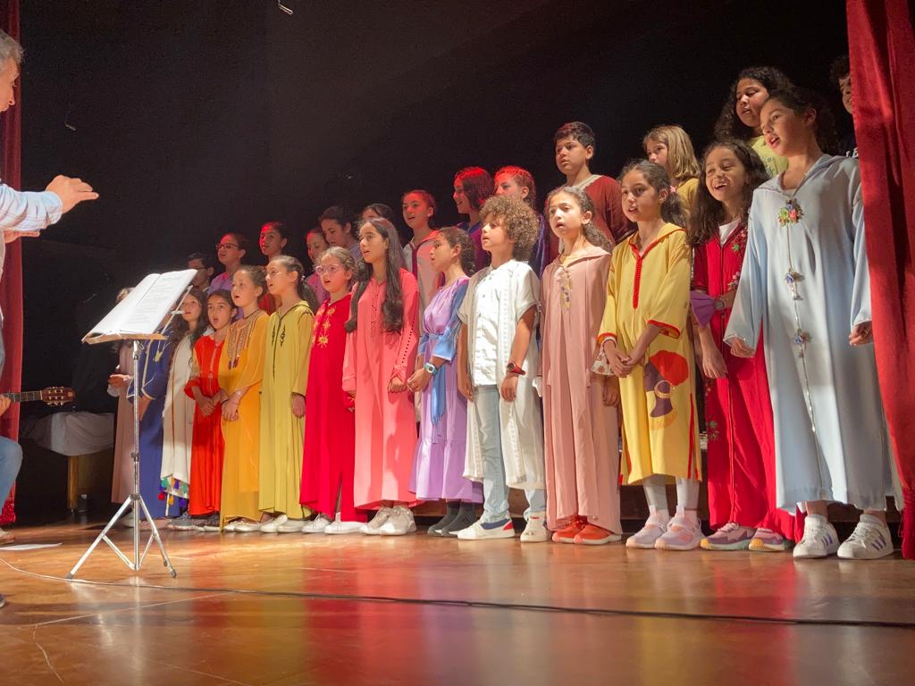 ConsejeriaEduc1's tweet photo. XXIII Festival Teatro escolar en 🇪🇸🎭🎭 #23Festivalteatro de los #CentrosEspañolesMarruecos Acto de inauguración con actuación del coro escolar🎼🎤@iejdlc_ma  ¡Fantástico! 👏👏 @AccEducativaExt @EmbEspanaRabat @MarocEducation https://t.co/kLjbza0Q7X