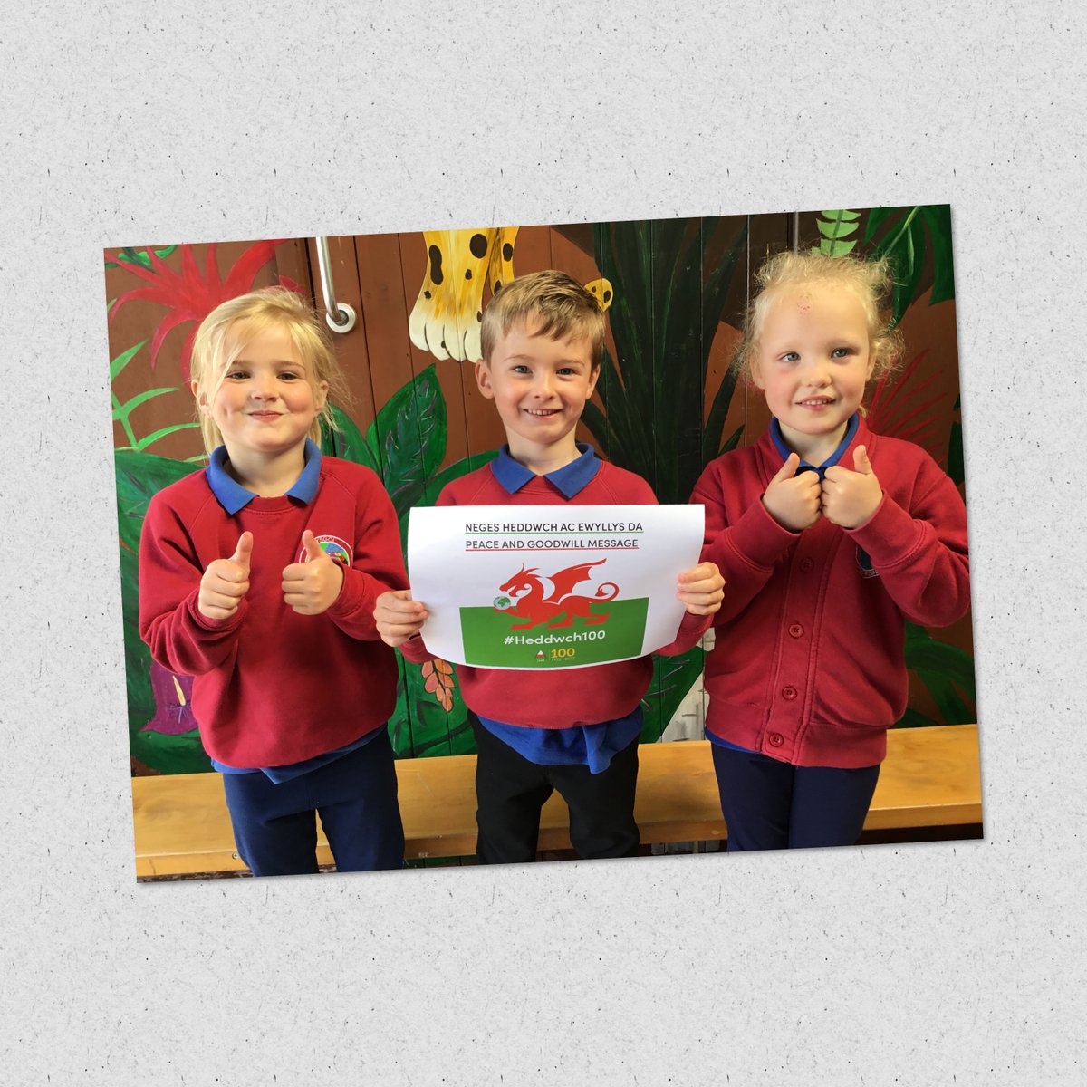 YPontrobert's tweet photo. Cyfnod Sylfaen Ysgol Pontrobert yn cefnogi neges @Urdd @UrddMaldwyn Cyfuniad gwych gyda’n thema Glas, glas blaned #Heddwch100 #dinasyddionegwyddorolgwybodus https://t.co/e91u6KhQuw