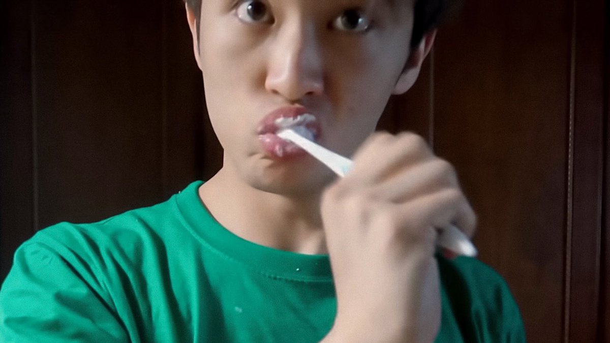 Ieemarkees's tweet photo. we're getting another mark lee vlog soon https://t.co/CqGuKx44jF