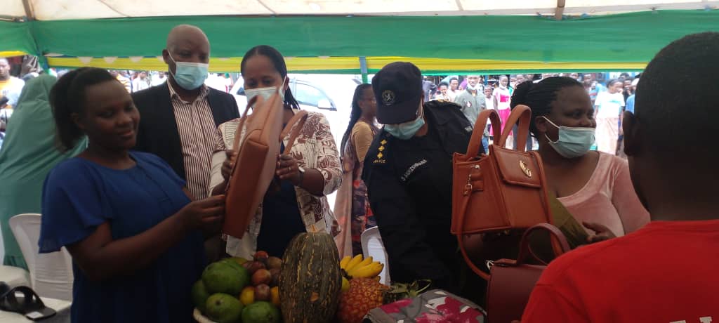 BTN_Rwanda's tweet photo. None kuwa 18/05/2022 mu Murenge wa Gitega hatangijwe  Imurikagurisha ry'ibikorerwa iwacu(Made in Rwanda) aho hamuritswe ibikoresho bitandukanye,ni igikorwa kitabiriwe n'abayobozi kuri @Nyarugenge, @PSF_Rwanda n'abandi! https://t.co/IOhFTYKFvX