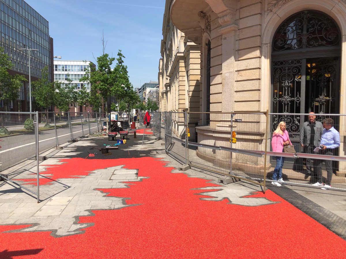 hh_bkm's tweet photo. Endlich lässt das Wetter die Fertigstellung von Stigma zu. Die Künstlerinnen von #missingicons schaffen ein beeindruckendes Denkzeichen, das eindrücklich an die Geschichte des #Stadthaus erinnert. Mehr zu dem Ort auch hier und bald wieder im Gedenkort: https://t.co/aUuhSzuJh8 https://t.co/lSLgUWHnrU