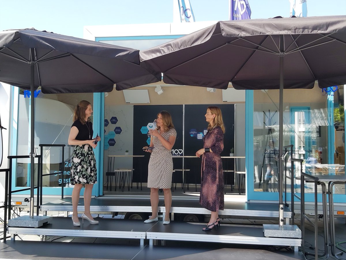 ruv_news's tweet photo. @AnneHirschMZ fragt - Ivonne Andrä und Kati Eggert erklären die Spielregeln.

Denn jeder der 16.000 R+V-ler und R+V-lerinnen kann zum Jubiläum mit 100 Euro ein Projekt bei #MissionMiteinander fördern. 1,6 Millionen Euro insgesamt. 
#100JahreRuV

🌞 &amp; lecker Essen 🍔 gab's auch! https://t.co/2QRM0ZyMF9