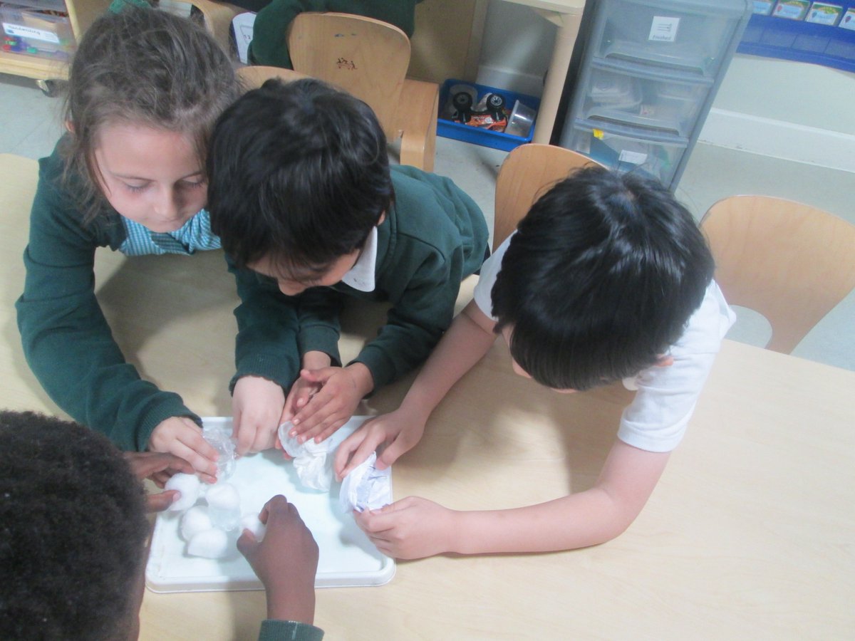 Discovery_Y1's tweet photo. Year 1 have been investigating which materials melt ice the quickest! #inquisitive #scientists https://t.co/AM2X38GIHf