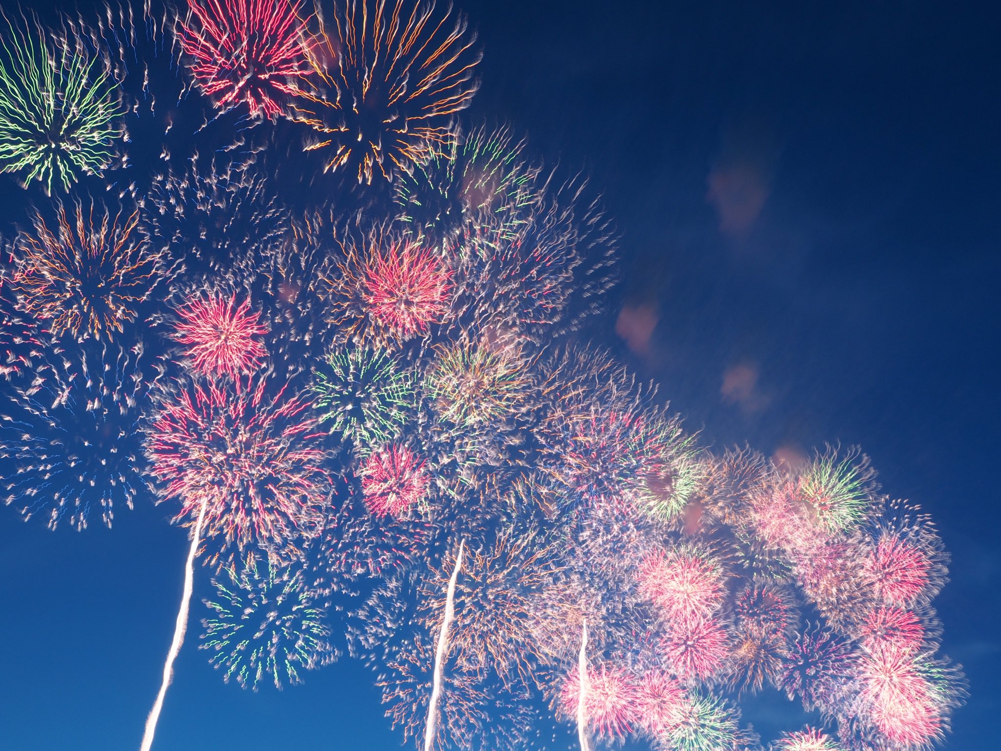 昨 秋田は大曲の花火大会が有名です 夜から本番ではありますが まだ明るいお昼から始まる昼花火 も物凄く綺麗です 帰りは渋滞が凄くて何時間も掛かりますがその価値がある花火です Aぇヤンタン47ツアー T Co Rxzlgqs7dt Twitter