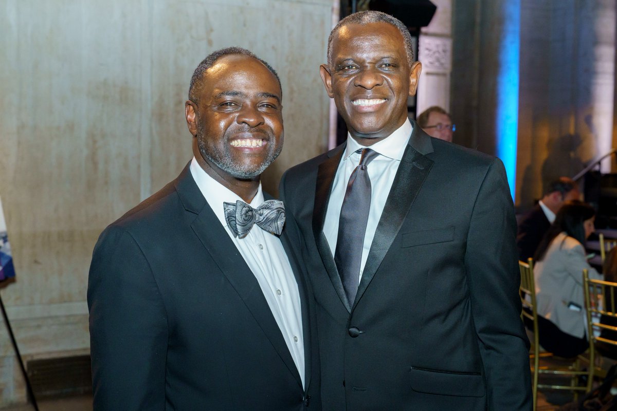 Perlmutter_CC's tweet photo. More moments from the @AmericanCancer Financial Services Cares Gala celebrating our Dr. Joseph Ravenell and his amazing work in addressing health disparities affecting communities of color. Congrats! 👏 @pophealthNYC @FinanceVSCancer @nyulangone 

📷: @ericvitalephoto https://t.co/OY5Ziq7gSS