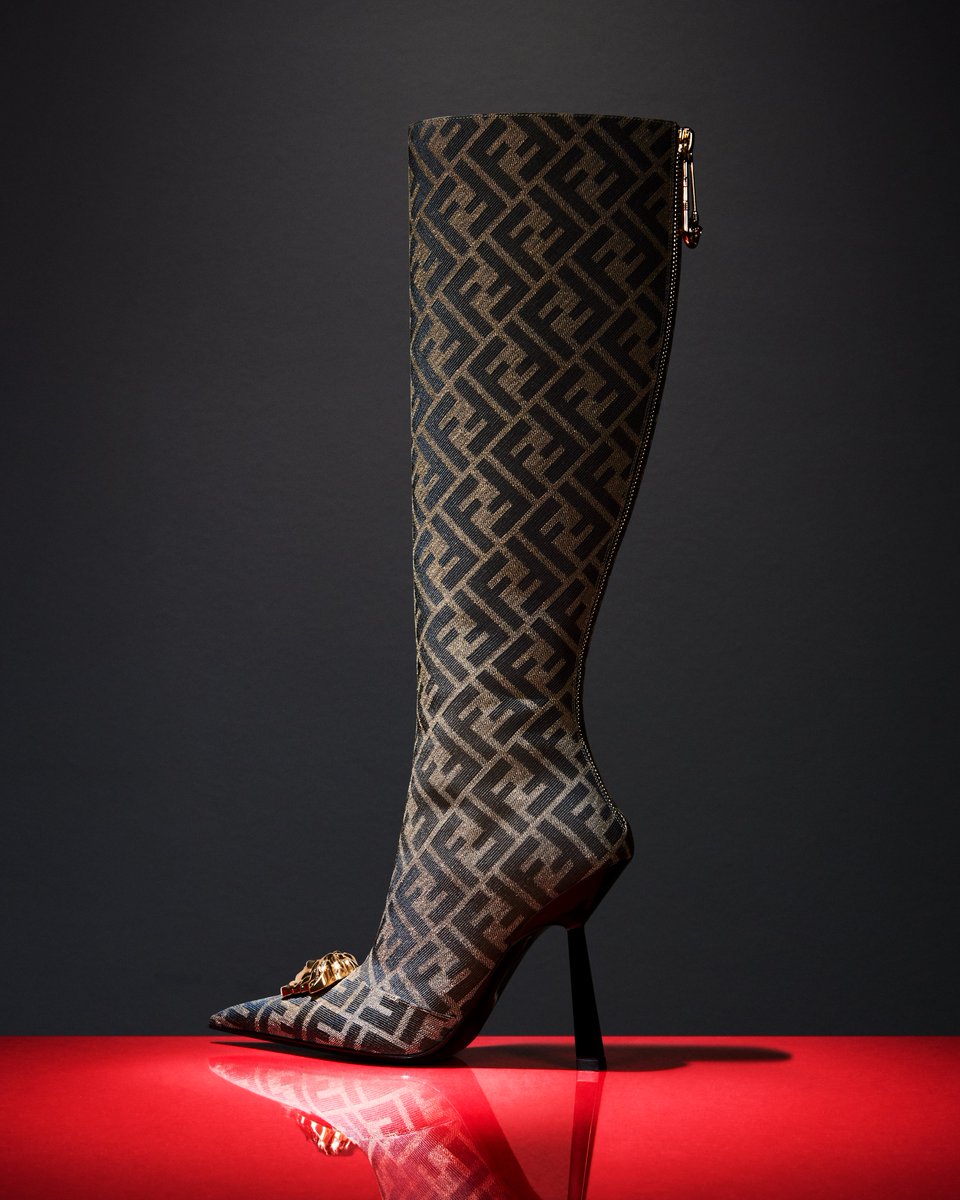 Versace's tweet photo. Fendace is Fashion with a capital F and a capital V.

#FendiByVersace, the Fendi collection designed by #DonatellaVersace for #Fendace, now at: https://t.co/USLuL53Vmy https://t.co/I7X7Et7yoJ