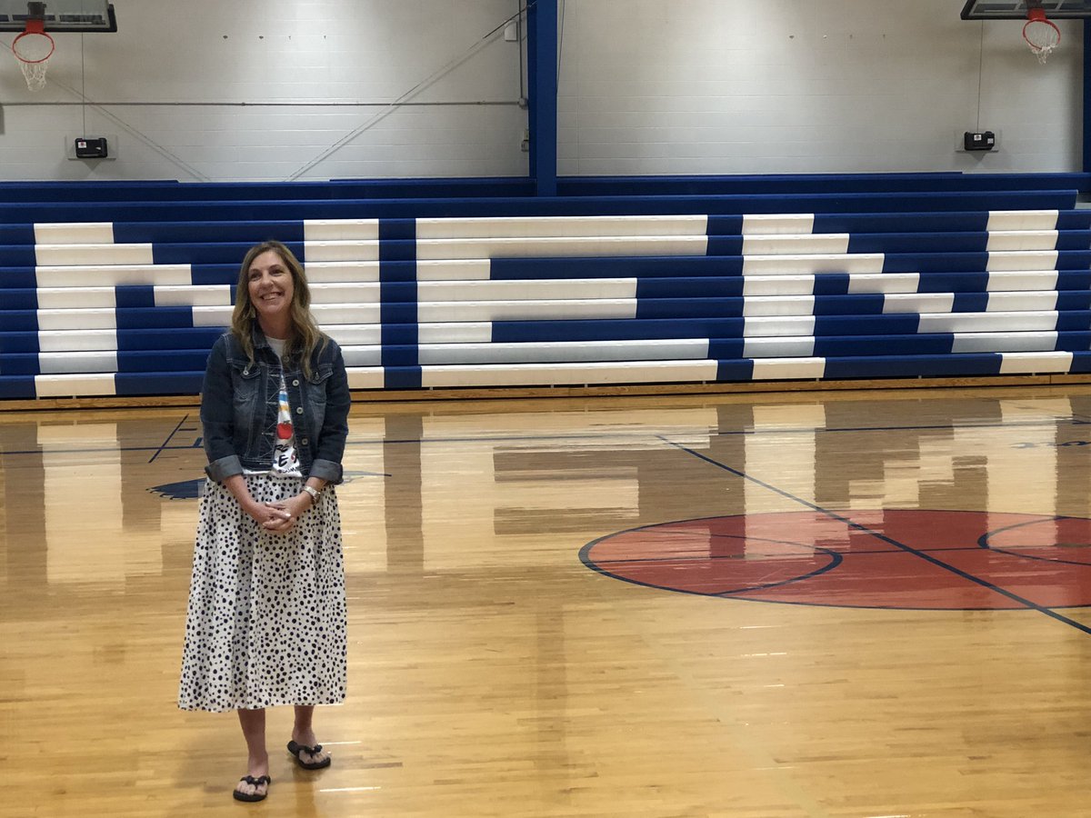 NEN2ndgrade's tweet photo. 25 years of teaching at NEN 😊 You will be missed by teachers, students, community members and parents. Thank you for everything! https://t.co/Esj5kZ1XID